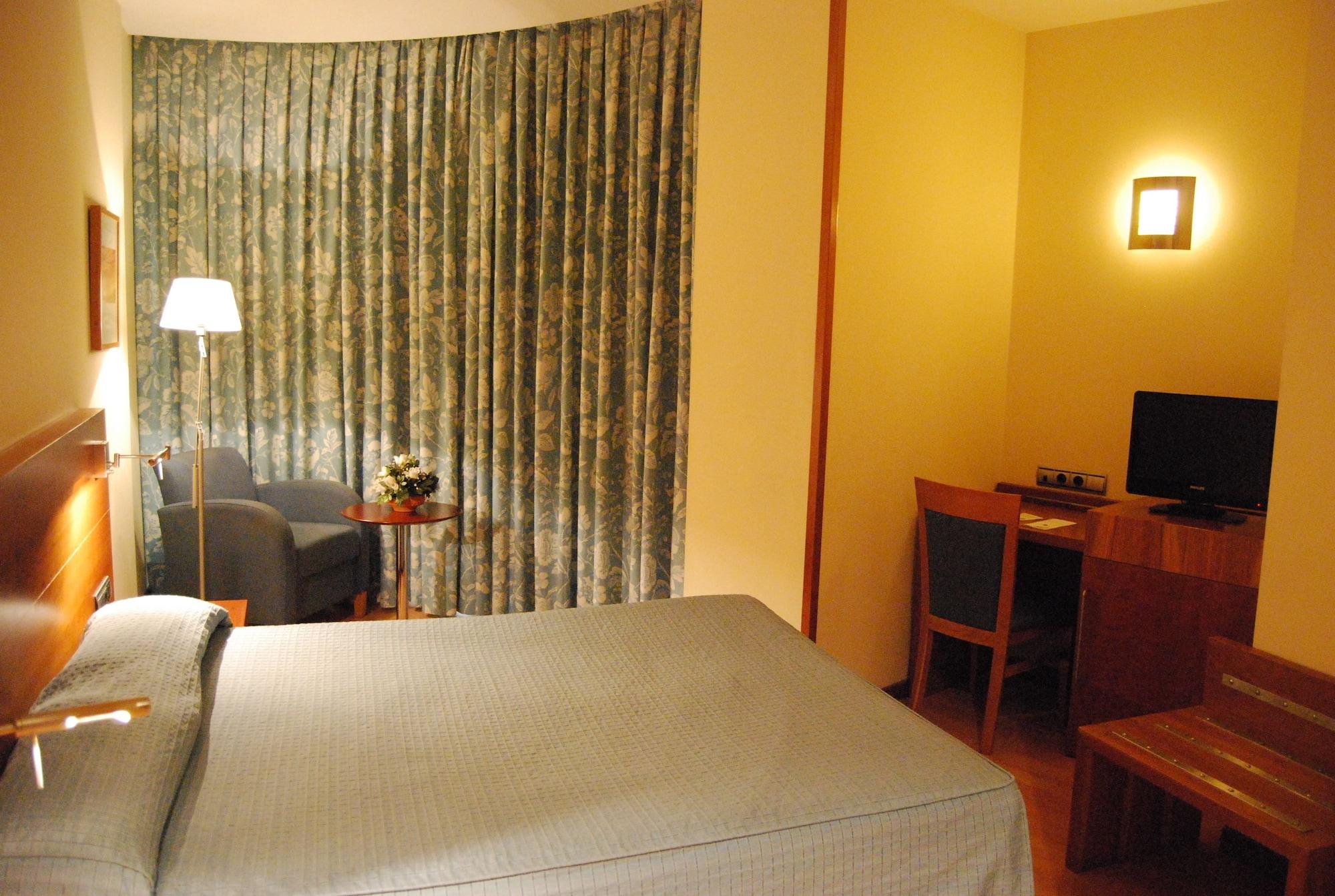 Hotel Mieres Del Camino Buitenkant foto