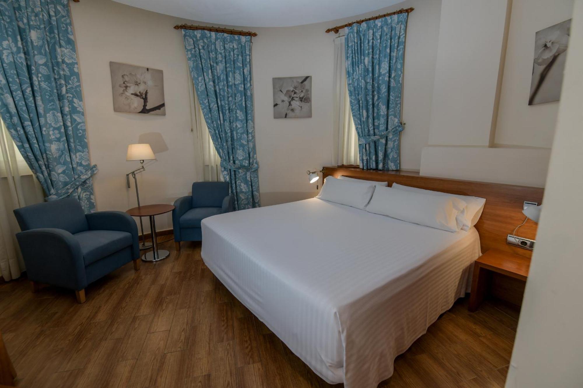 Hotel Mieres Del Camino Buitenkant foto