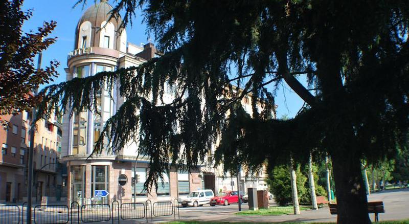 Hotel Mieres Del Camino Buitenkant foto