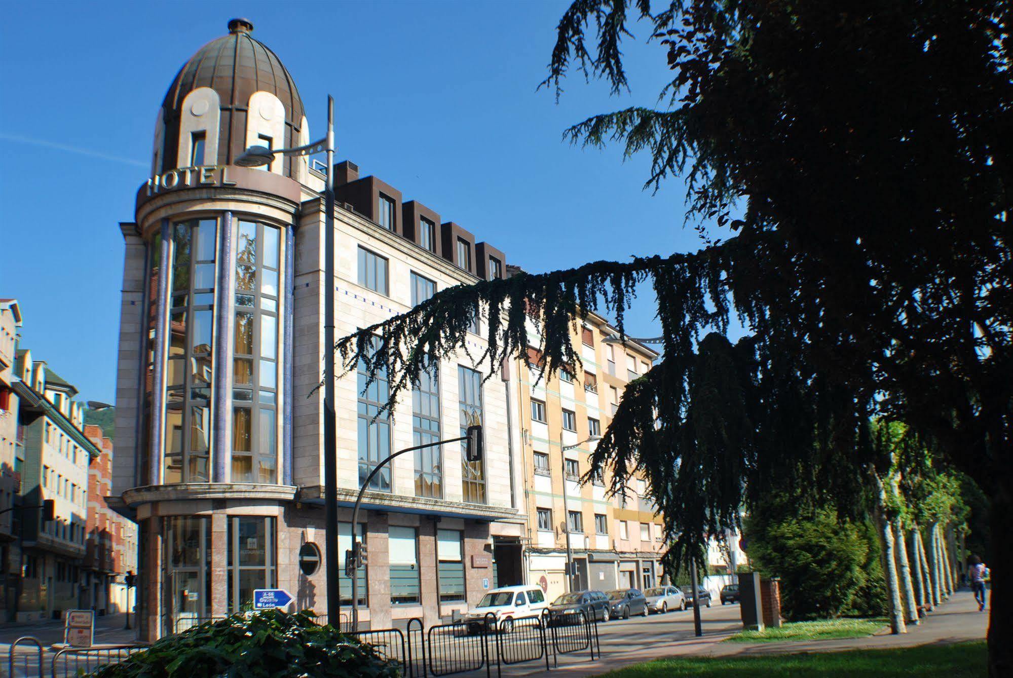 Hotel Mieres Del Camino Buitenkant foto