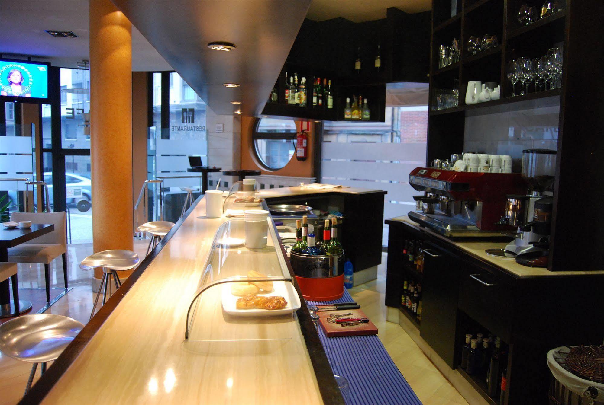 Hotel Mieres Del Camino Buitenkant foto